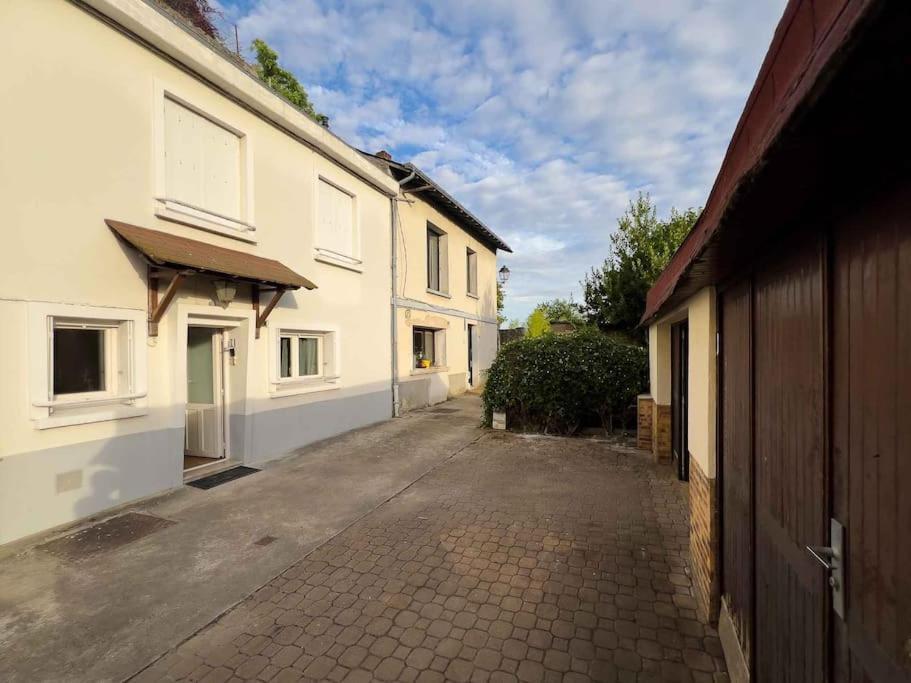 Maison Semi-Troglodyte Avec 4 Velos Rochecorbon Exterior photo